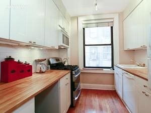 Building Photo - 611 W 111th St