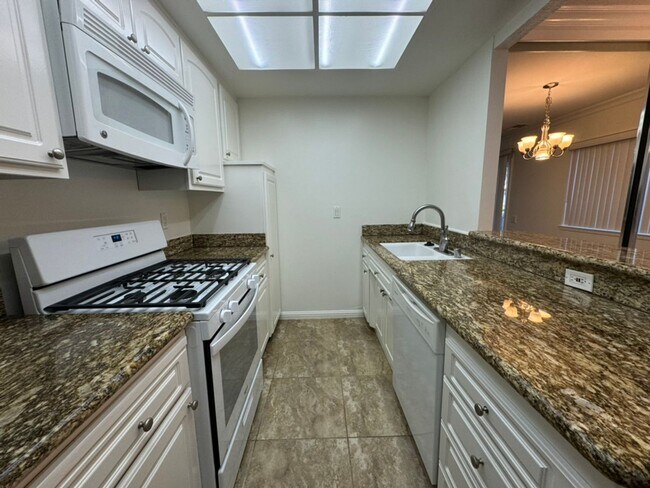 Foto del edificio - Spacious 1st Floor 2 Bedroom, 2 Bathroom Condo in a Gated Community –in Whittier!