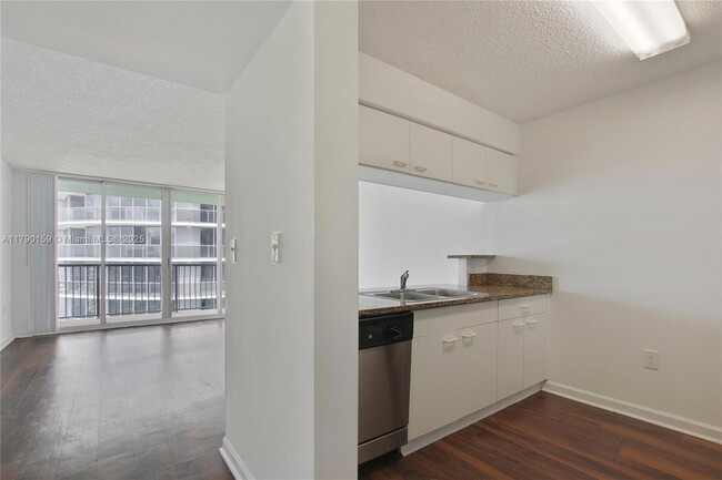 Foto del edificio - 1756 N Bayshore Dr