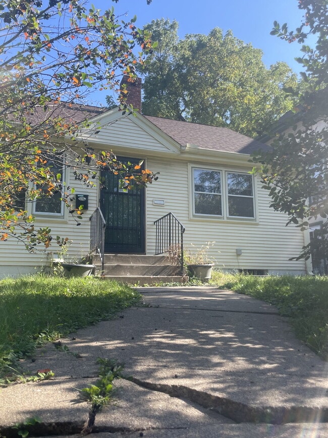 Building Photo - Charming 4-Bedroom Single Family Home on C...