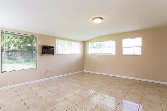 Foto del edificio - 12010 Fork Creek Dr