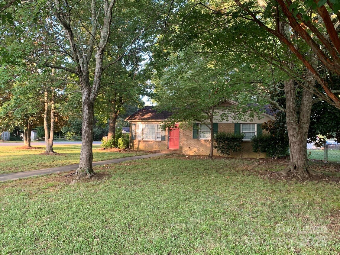 Foto principal - 8201 Hemby Wood Dr