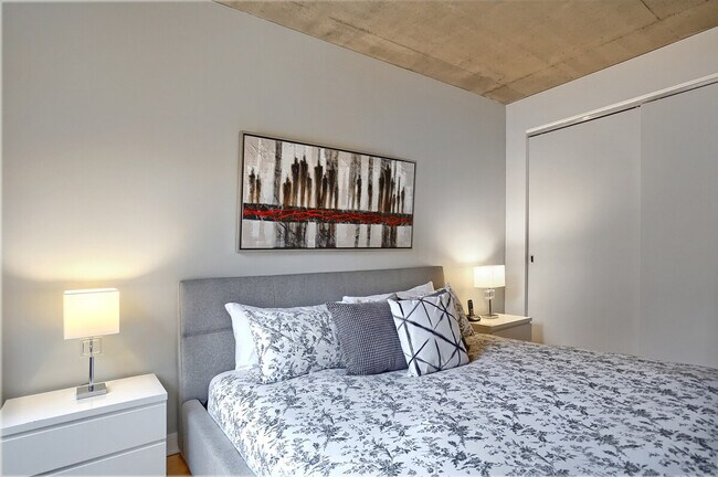 Building Photo - 1100 Rue Jeanne-Mance