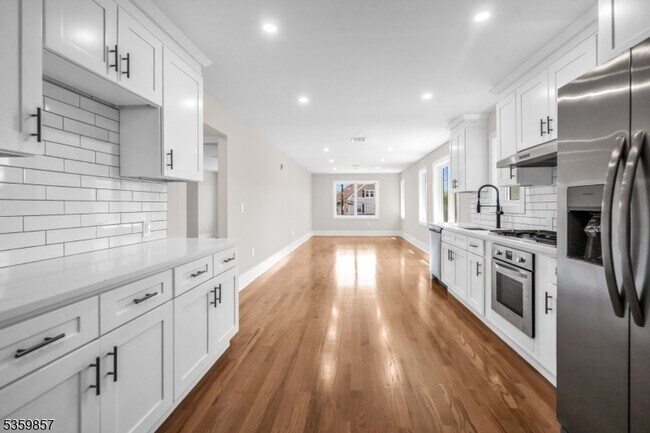 Foto del edificio - 162 Closter Dock Rd