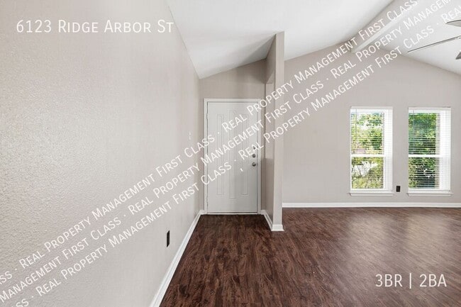 Foto del edificio - 6123 Ridge Arbor St