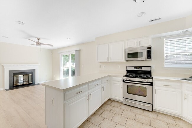 Building Photo - 6119 Oaklawn Ln