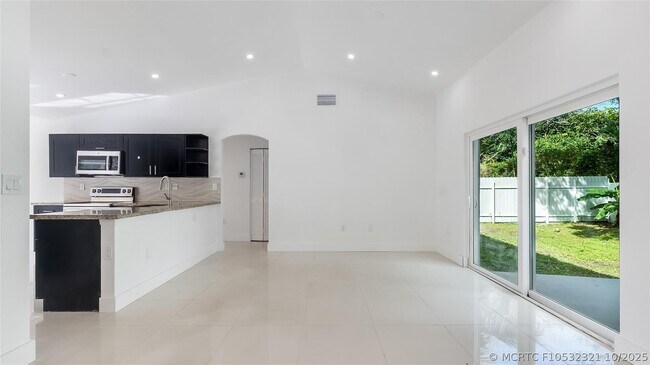 Building Photo - 1811 SW 124th Way