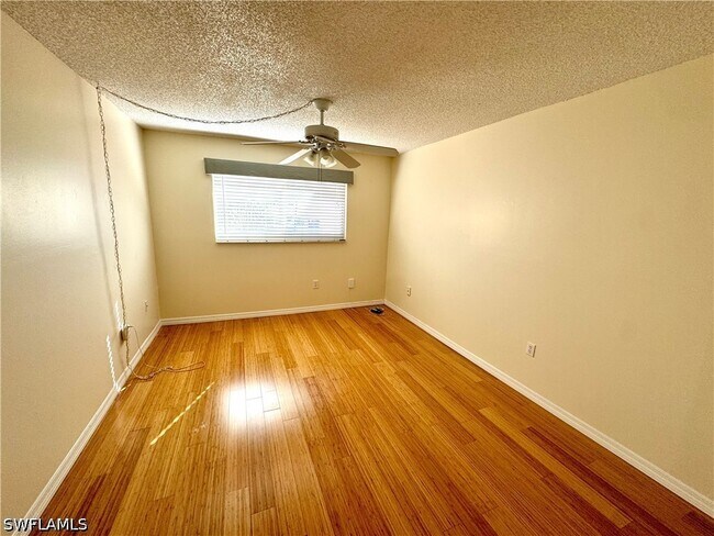 Foto del edificio - 225 Turtle Lake Ct