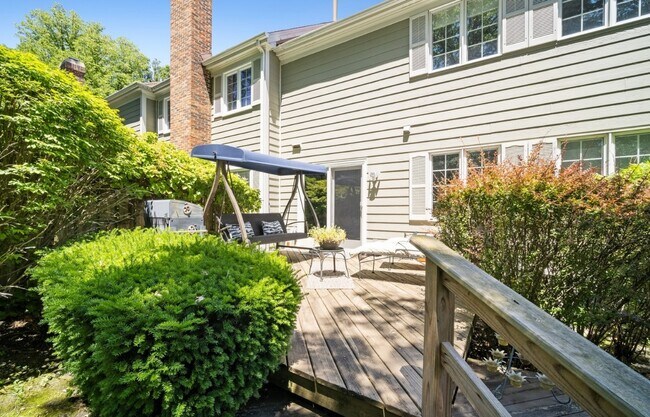 Foto del edificio - 819 Suffield Sq