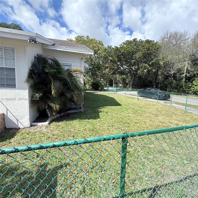 Foto del edificio - 12680 NE 3rd Ave