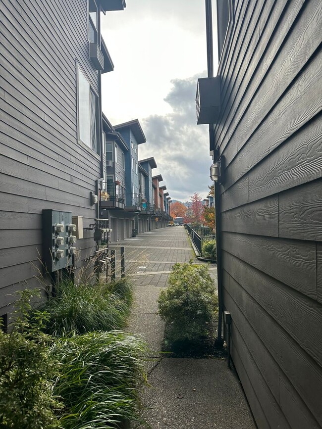 Building Photo - GORGEOUS TOWNHOME AVAILABLE NOW IN ST JOHN...