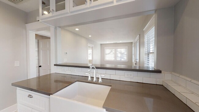 Building Photo - 208 8th St