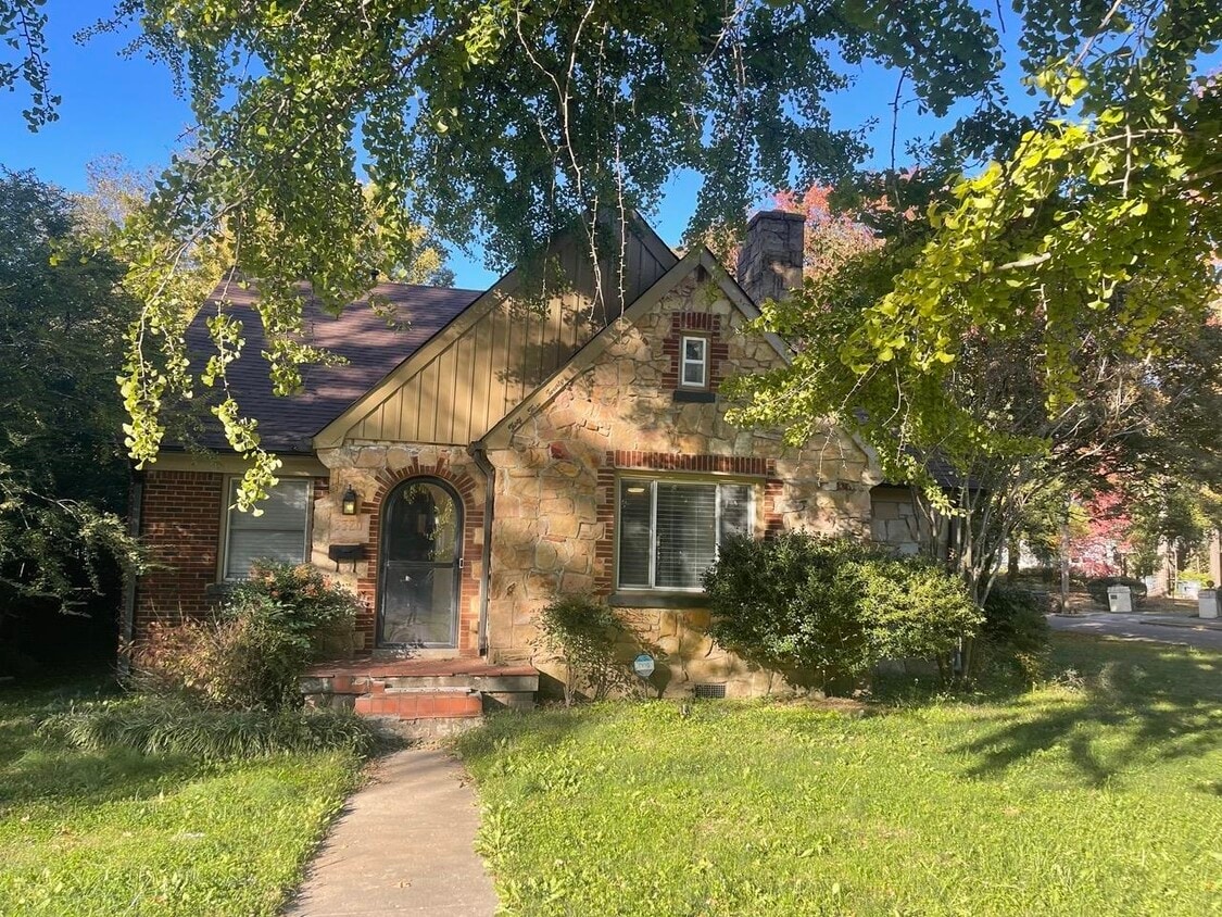 Primary Photo - 3320 Central Ave