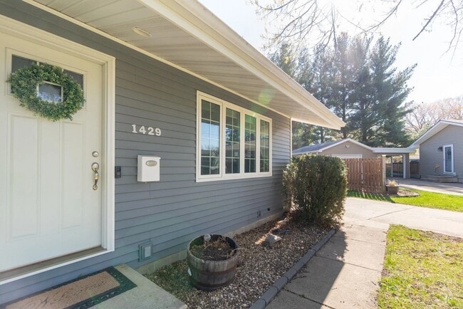 Building Photo - 1429 Columbus Dr