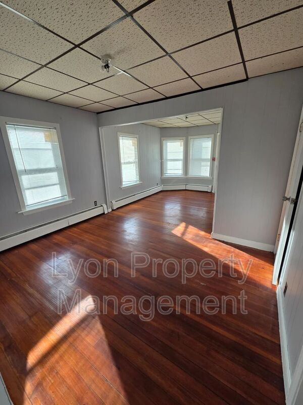 Foto del edificio - 250 Sayles Ave