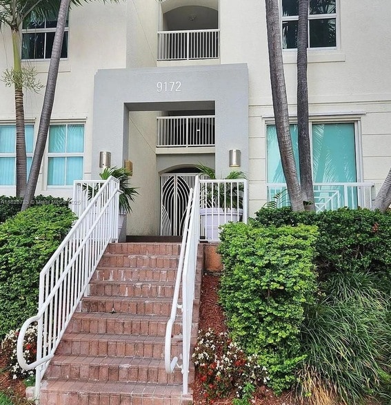 Primary Photo - 9172 Collins Ave