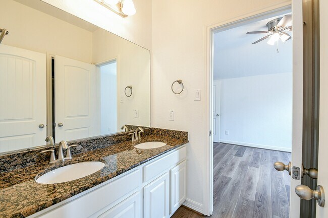 Foto del edificio - 1215 Redstone Glen Ln