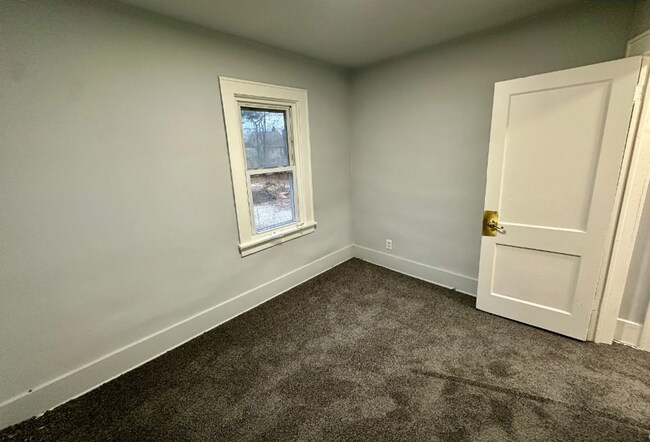 Building Photo - Charming 2-Bedroom Apartment in a Classic ...