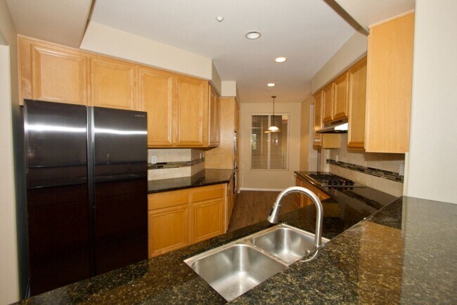 Foto del edificio - Carlsbad Condo West of 5 Freeway with Lagoon Views - Available June 1st!