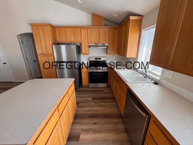 Building Photo - Newly remodeled West Eugene Home