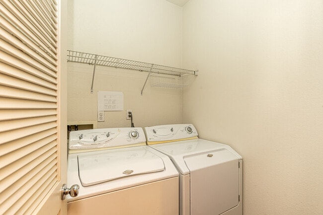 Building Photo - 425 S Meadowbrook Dr
