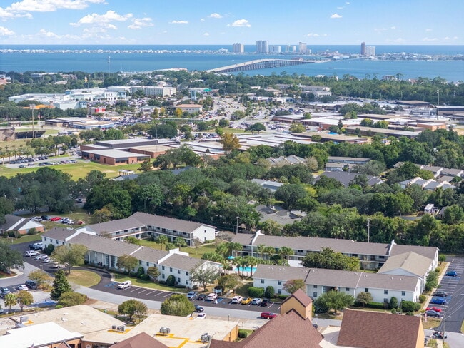 Less than 3 Miles to Pensacola Beach - Breeze Apartments