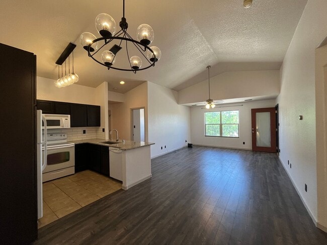 Foto del edificio - Modern 2 Bedroom 2 Bathroom NW Home In A G...