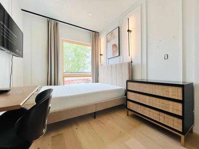 Foto del edificio - Private bedroom in 3 bed / 4 bath Home