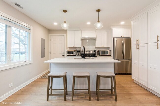 Foto del edificio - 3205 Sprucewood Rd