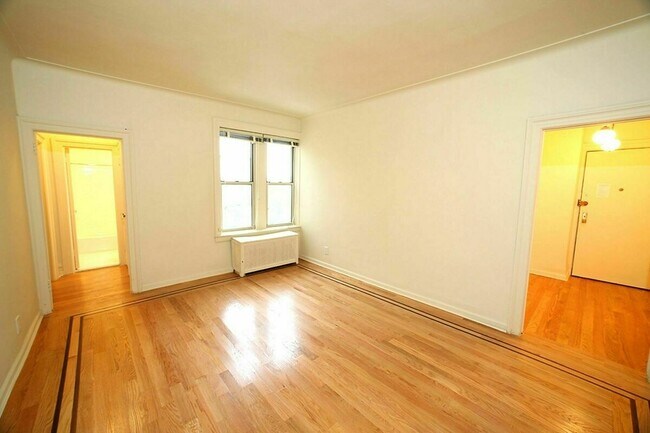 Foto del edificio - 2375 E 3rd St