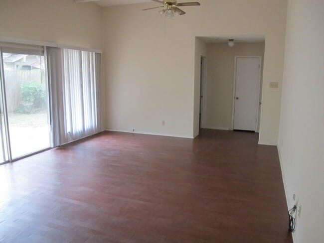 Foto del edificio - 8111 Ceberry Dr