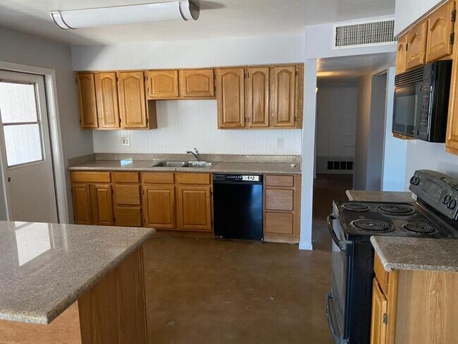 Foto del edificio - 3 Bed 2 Bath + Den with 3 storage sheds/wo...