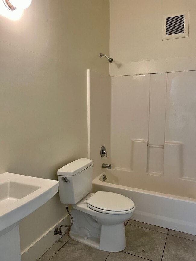 Building Photo - Charming Downtown 5 Bedroom Home - Availab...