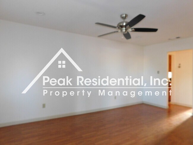 Foto del edificio - Nice 2bd/1ba Carmichael Duplex with 1 Car Garage