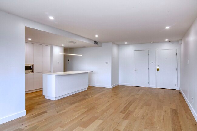 Building Photo - 3555 Chem. de la Côte-des-Neiges