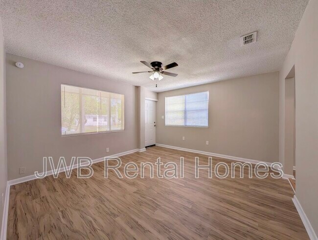 Foto del edificio - 5739 Bree Rd