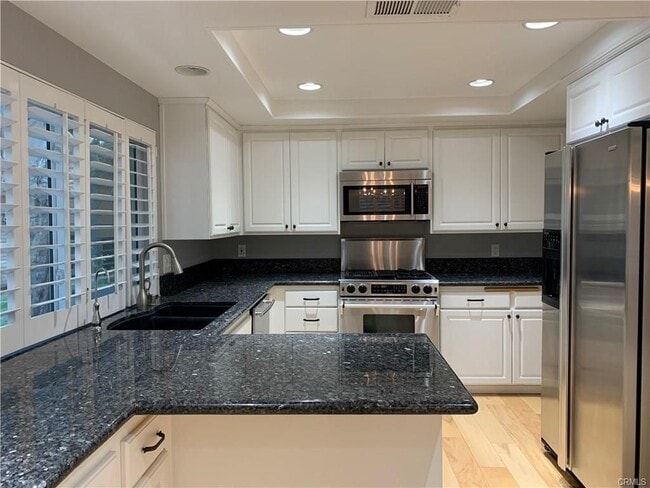 Building Photo - 5201 Thorn Tree Ln