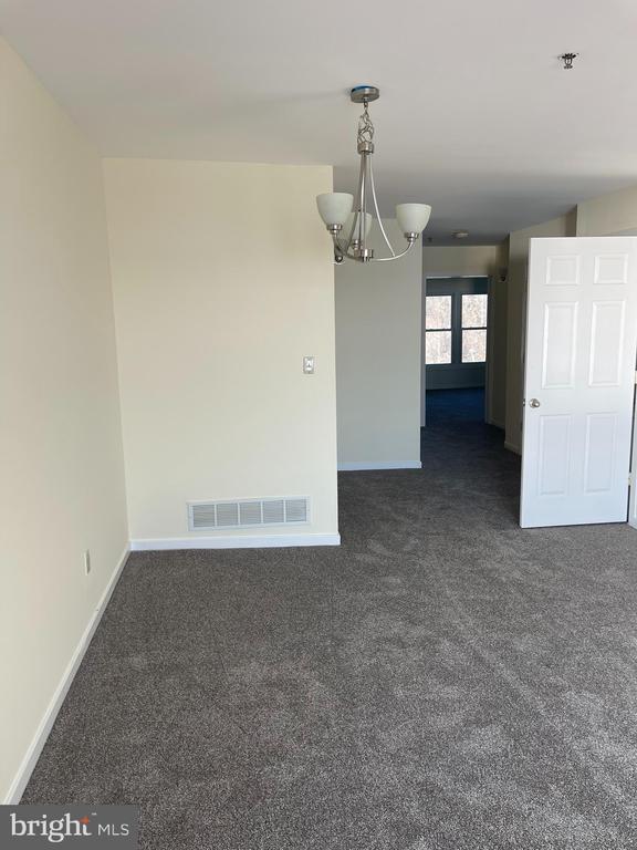 Building Photo - 5215 Le Parc Dr