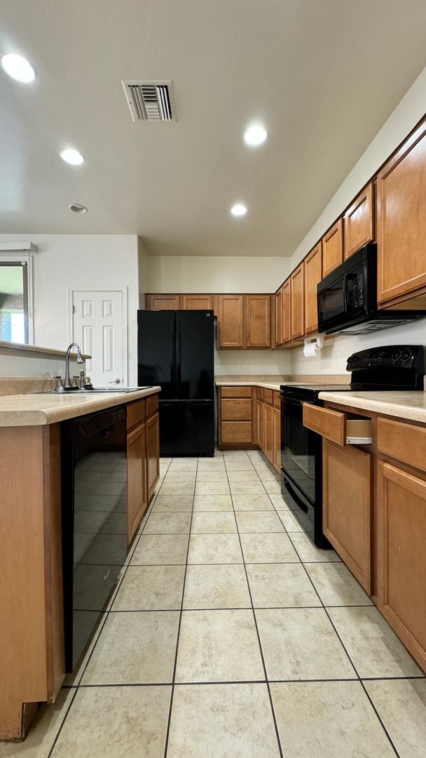 Foto del edificio - Eastside (Stella and Kolb) 4 bedroom  2 bath house with 2 car garage near Lakeside Park!