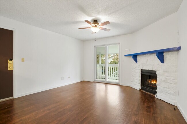 Building Photo - Aurora - 2 Bedroom 2 Bath Condo - Garage, Washer/Dryer - Community Pool