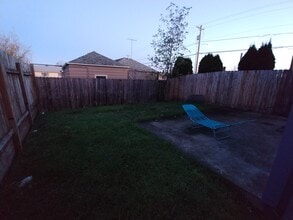 Building Photo - 1610 Gem Pl NE
