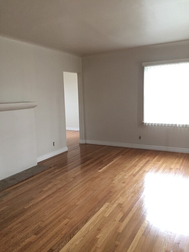 Living Room - 4128 S Victoria Ave