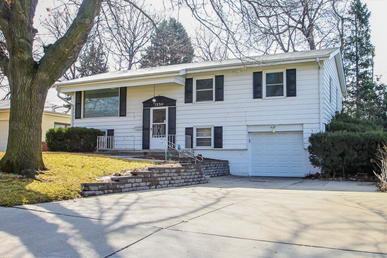 Primary Photo - 3 Bedroom / 2.5 Bathroom House Available N...