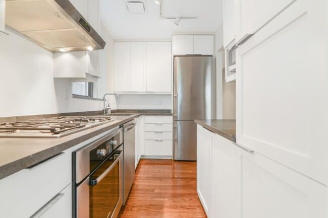 Building Photo - 422 W 20th St