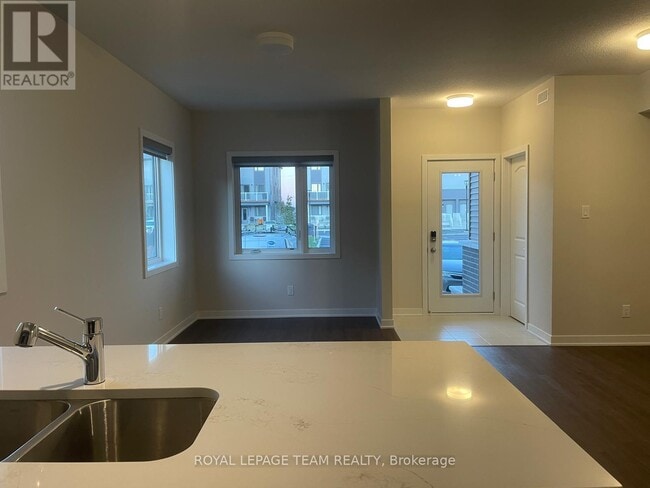 Building Photo - 914 Lillian Freiman Private