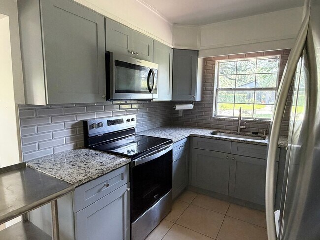 Foto del edificio - 1227 Country Club Dr