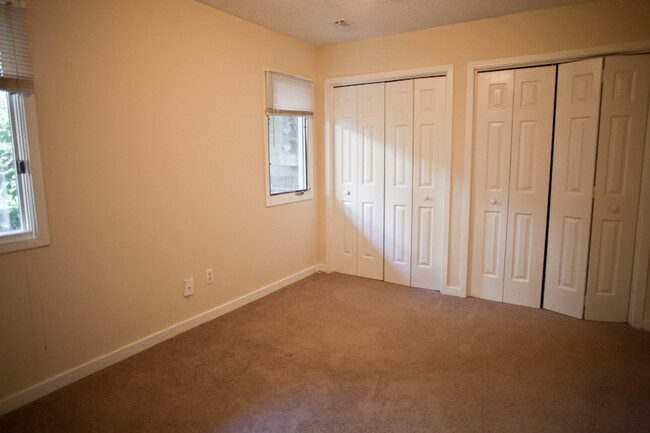 Building Photo - Wonderful 2BR garden apartment a few block...