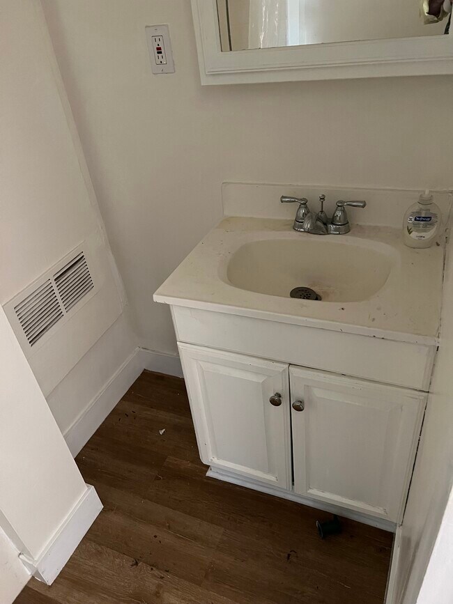 Bath - 10959 Charnock Rd