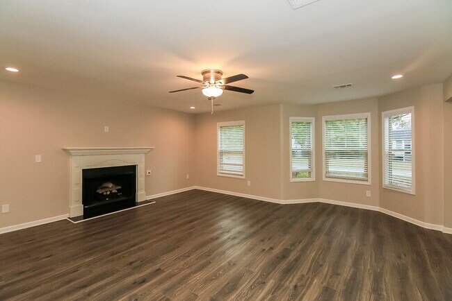 Foto del edificio - 287 Whaleys Lake Dr