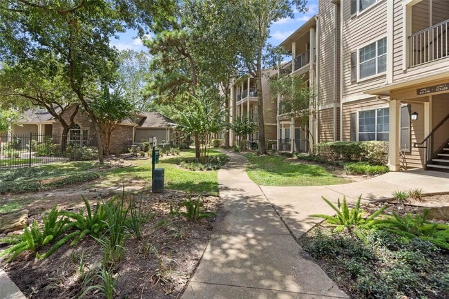 Foto del edificio - 2400 Spring Rain Dr